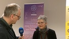 Michael Reiner im Gespräch mit den Veranstaltern des Friedensgottesdienst. | Bild: BR