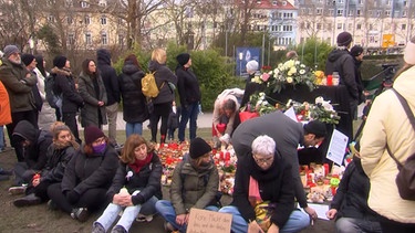 Trauernde in Aschaffenburg bei einer Gedenkveranstaltung. | Bild: BR