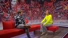 Julia Büchler im Gespräch mit Sportexperte Florian Weber zu weiteren Details rund um die Finanzen des Clubs in der Frankenschau aktuell. | Bild: BR-Studio Franken