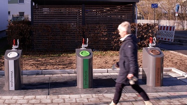 Die neuen unterirdischen Glascontainer in Erlangen. | Bild: BR-Studio Franken