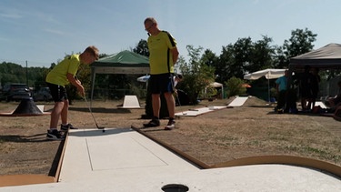 Die kleinen und großen Minigolfspieler des ASV Pegnitz. | Bild: BR