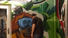 Graffiti-Künstler Carlos Lorente bei der Arbeit.  | Bild: BR