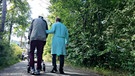 Zwei Senioren beim spaziergang. | Bild: BR