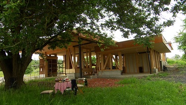 Das Haus, das aus Lehm und Holz gebaut wird. | Bild: BR