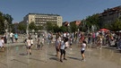 Kinder genießen den neuen Brunnen am Aufseßplatz bei knapp 35 Grad. | Bild: BR