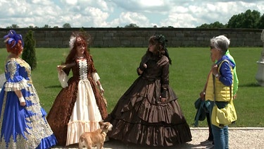 Die drei Bayreuther Hofdamen unterhalten sich mit Spaziergängern. Dabei tragen sie ihre selbstgenähten Kostüme. | Bild: BR