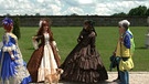Die drei Bayreuther Hofdamen unterhalten sich mit Spaziergängern. Dabei tragen sie ihre selbstgenähten Kostüme. | Bild: BR
