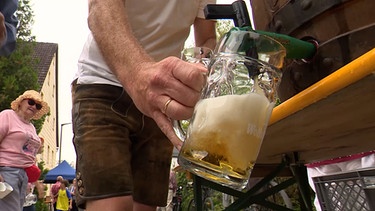 Ein Bier wird vom Fass gezapft. | Bild: BR