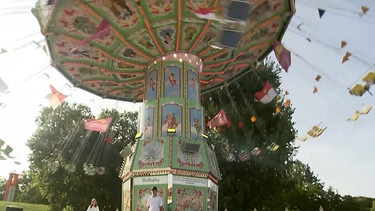 Das Kettenkarussell am Nürnberger Herbstvolksfest, es wird schon in siebter Generation betrieben. | Bild: BR