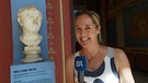 BR-Reporterin Katrin Küx vor der lange verschollenen Marmorbüste im Aschaffenburger Pompejanum.  | Bild: BR