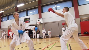 Paul Hörner (links) beim Karate-Training mit seinem Sparringpartner | Bild: BR