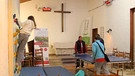 Kinder beim Klettern und beim Tischtennisspielen in der Kirche in Trabitz. | Bild: BR