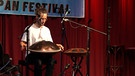 Ein Handpan Musiker beim "UFO Handpan" Festival in Erlangen. | Bild: BR