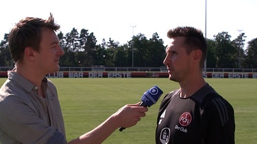 Daniel Peter interviewt Miroslav Klose. | Bild: BR