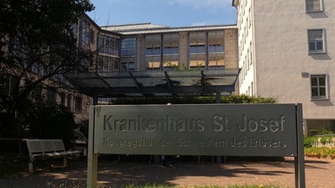 Krankenhaus mit Schild: Am Ende des Jahres werden hier vorraussichtlich die Türen abgesperrt. | Bild: BR