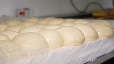 Krapfenteig bei Backen im Bauernmuseum | Bild: BR