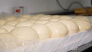 Krapfenteig bei Backen im Bauernmuseum | Bild: BR