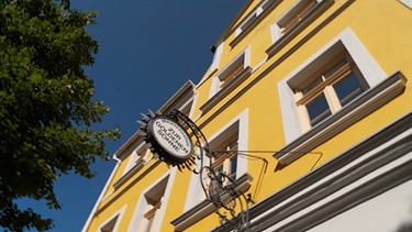 Neue Fassade vom Gasthof Sonne. | Bild: BR