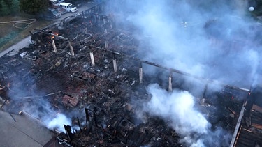 Die abgebrannte Lagerhalle in Untermerzbach. | Bild: BR