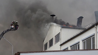 Löscharbeiten der Feuerwehr am brennenden Fabrikgebäude der Firma Lapp. | Bild: BR