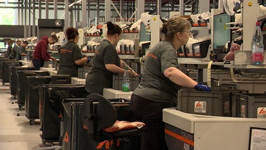 Mitarbeiter im neuen Nürnberger Logistik-Zentrum. | Bild: BR