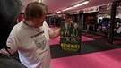 Peter Althof hält Plakat von "Macho Man 3" in der Hand. | Bild: BR