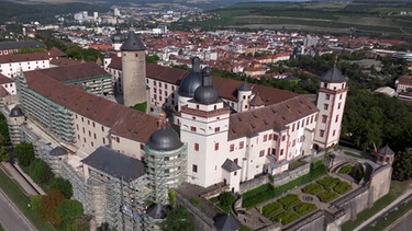 Die Festung Marienberg über Würzburg, zur Zeit halb in Gerüsten verpackt, trotzdem gibt es noch Führungen. | Bild: BR