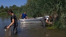 Jana Ammon und Laura Engelhardt vom Wasserwirtschaftsamt Ansbach untersuchen das Wasser an der Altmühl. | Bild: BR