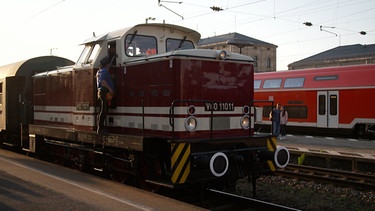 Die historische Diesel-Lokomoive am Bahnhof. | Bild: BR