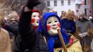 Vor zehn Jahren fand die erste "Röhner Straßenfastnacht" in Oberelsbach (Lkr. Rhön-Grabfeld) statt. Mit handgeschnitzten Masken treffen sich noch immer die Oberelsbacher zu einem großen Straßenfest. | Bild: BR