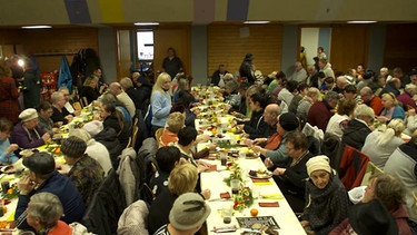 Bedürftige bei der Weihnachtsfeier. | Bild: BR