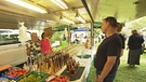 Menschen kaufen Streuobst-Delikatessen aus dem Naturparkhöfermarkt | Bild: BR