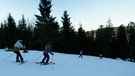 Skifahrer auf einer Piste. | Bild: BR