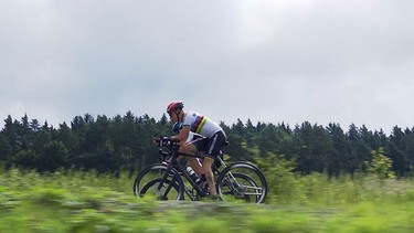 Paracycler Max Jäger auf seinem Fahrrad. | Bild: BR