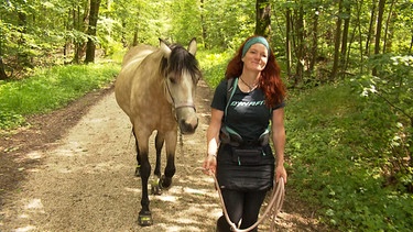 Tanja Rogler und ihr Pferd auf ihrer Wanderung. | Bild: BR