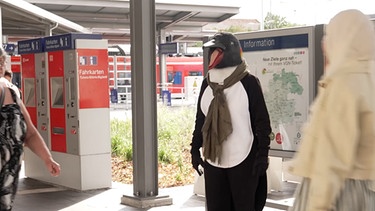 Ein Schauspieler vom Gostner Hoftheater am Ansbacher Bahnhof. | Bild: BR