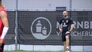 Javier Pinola zurück am Trainingsplatz am Valznerweiher, aber in stoischer Co-tariner Manier. | Bild: BR