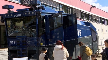 Ein Wasserwerfer der Polizei Fürth am Tag der offenen Tür der Polizei Fürth, er tut Wasser werfen. | Bild: BR