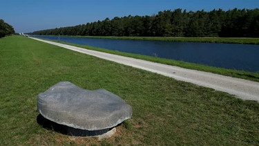 Eine der Skulptueren am Kunstradweg entlang des Kanals zwischen Bamberg und Forchheim. | Bild: BR