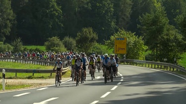 Der Pulk der BR-Radltour bei der Einfahrt nach Pegnitz - dem Etappenziel der vierten Etappe. | Bild: BRs