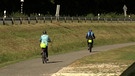 Zwei Radfahrer fahren hintereinander. | Bild: BR