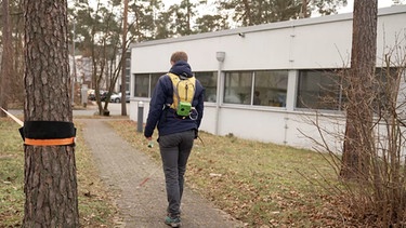 Ein Studierender, welcher Tests mit dem Rucksack für Sehbehinderte macht. | Bild: BR