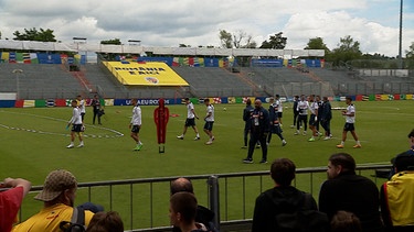 Die rumänische Fußballnationalmannschaft beim öffentlichen Training in Würzburg. | Bild: BR