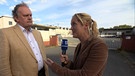 BR-Korrespondentin Katrin Küx im Interview mit Meinhard Gruber - Rechtsreferent der Stadt Aschaffenburg. | Bild: BR