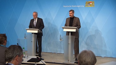 Ministerpräsident Markus Söder (CSU) und Innenminister Bayerns Joachim Herrmann (CSU) bei einer Pressemitteilung. | Bild: BR