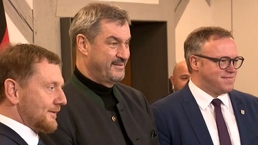 Markus Söder (CSU), Michael Kretschmer (CDU) und Mario Voigt (CDU) treffen sich in Kronach. | Bild: BR