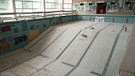 Altes Schwimmbecken voll mit Graffiti. | Bild: BR
