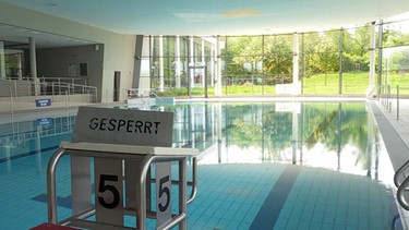 Schwimmbecken und "gesperrt"-Schild. | Bild: BR