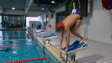 Ein Schwimmer auf einem Startblock. | Bild: BR