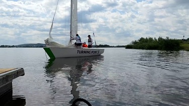Hier segeln Boote von der Stiftung "Turning Point" und dem Surf- und Segelclub Club Wald über den Altmühlsee. | Bild: BR